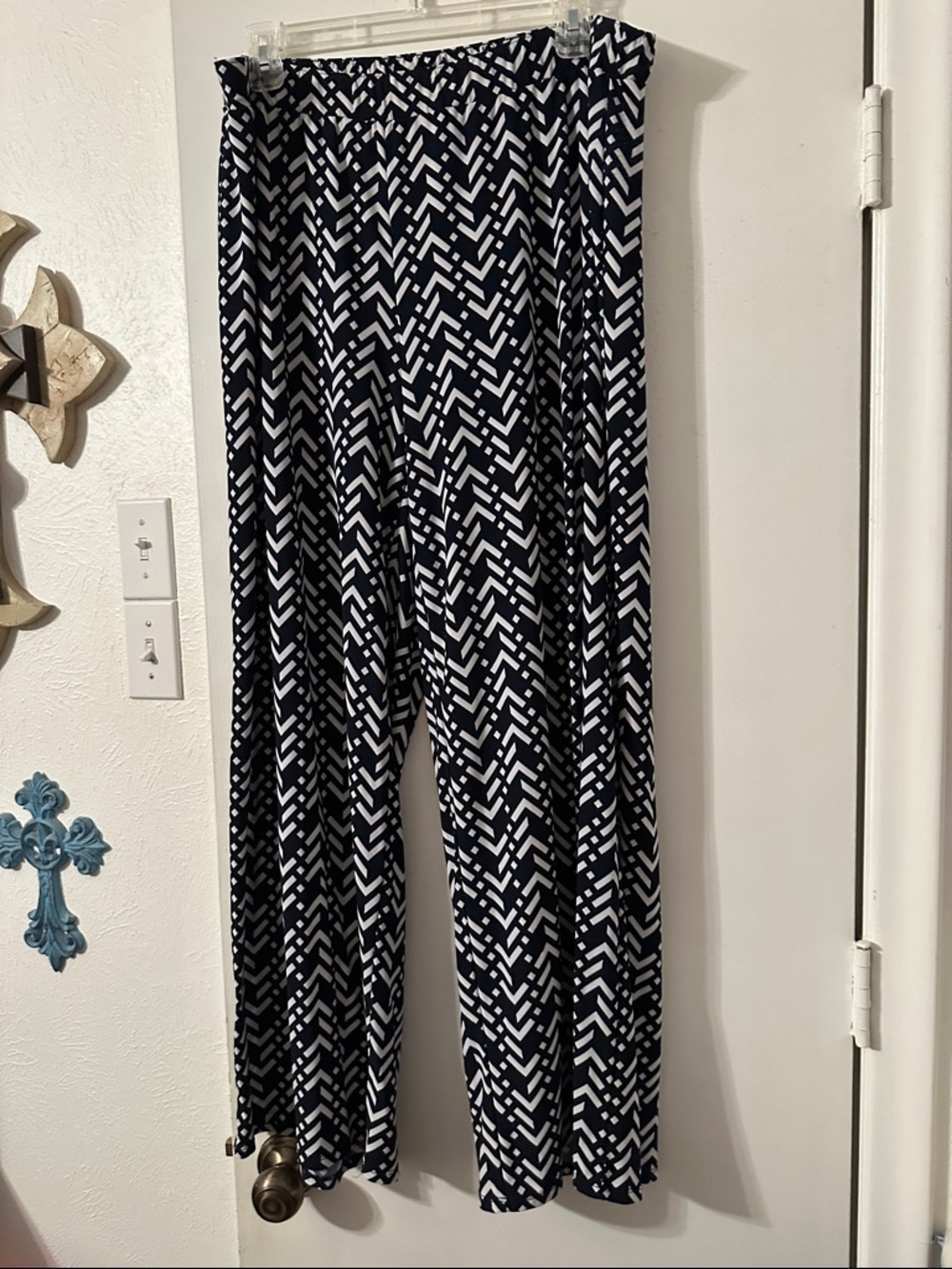 Roz & Ali Navy and White Geometric Wide-Leg Pants